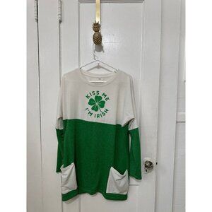 Women’s size large kiss me I’m Irish sweater